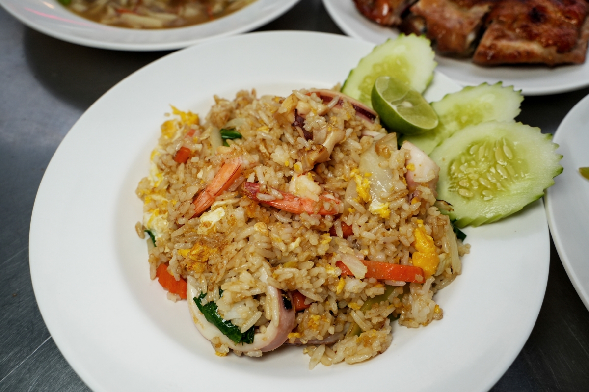 【曼谷美食】Cheaper & Better Street Food – Silom 席隆區的超人氣街頭美食,價格平實,各種泰式小吃、熱炒應有盡有! - 第13張圖 【曼谷美食】Cheaper & Better Street Food – Silom 席隆區的超人氣街頭美食,價格平實,各種泰式小吃、熱炒應有盡有!