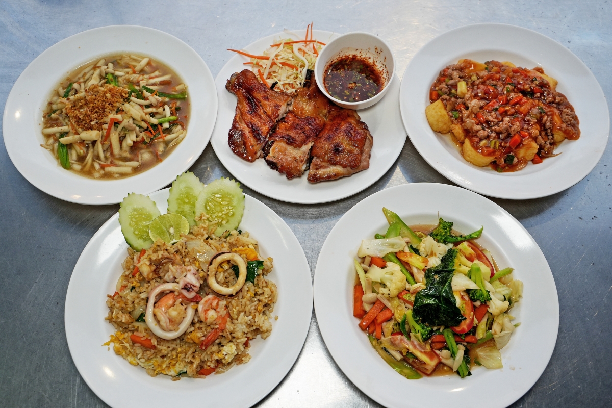 【曼谷美食】Cheaper & Better Street Food – Silom 席隆區的超人氣街頭美食,價格平實,各種泰式小吃、熱炒應有盡有! - 第8張圖 【曼谷美食】Cheaper & Better Street Food – Silom 席隆區的超人氣街頭美食,價格平實,各種泰式小吃、熱炒應有盡有!