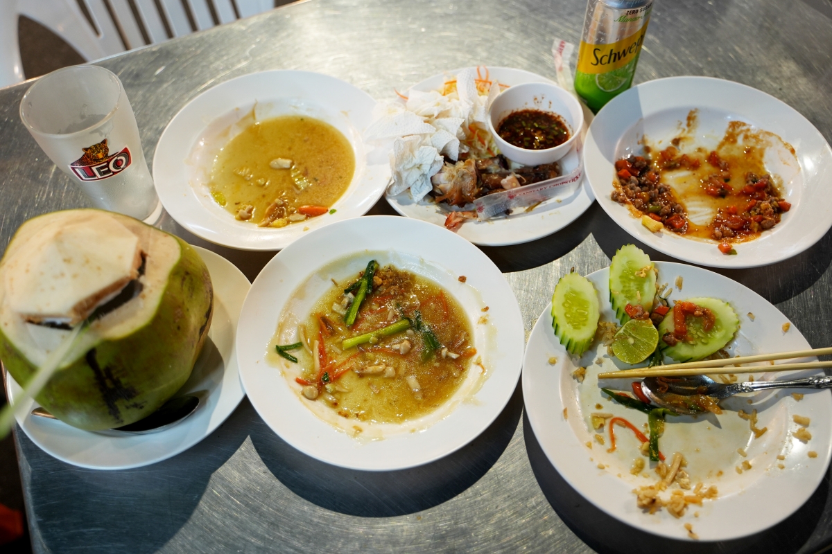 【曼谷美食】Cheaper & Better Street Food – Silom 席隆區的超人氣街頭美食,價格平實,各種泰式小吃、熱炒應有盡有! - 第20張圖 【曼谷美食】Cheaper & Better Street Food – Silom 席隆區的超人氣街頭美食,價格平實,各種泰式小吃、熱炒應有盡有!