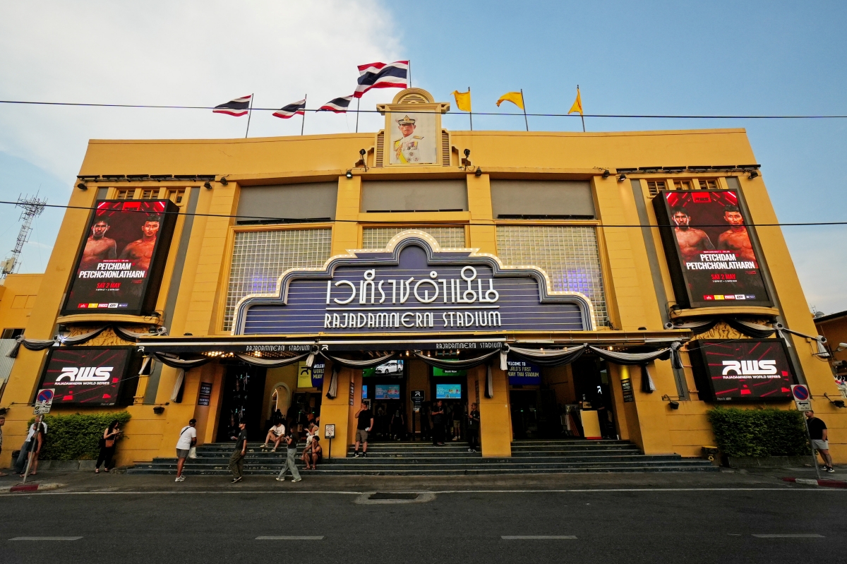 【曼谷景點】Rajadamnern Muay Thai Stadium – 格鬥迷們必朝聖的傳奇泰拳聖地！近距離感受傳統搏擊與體術的震撼～