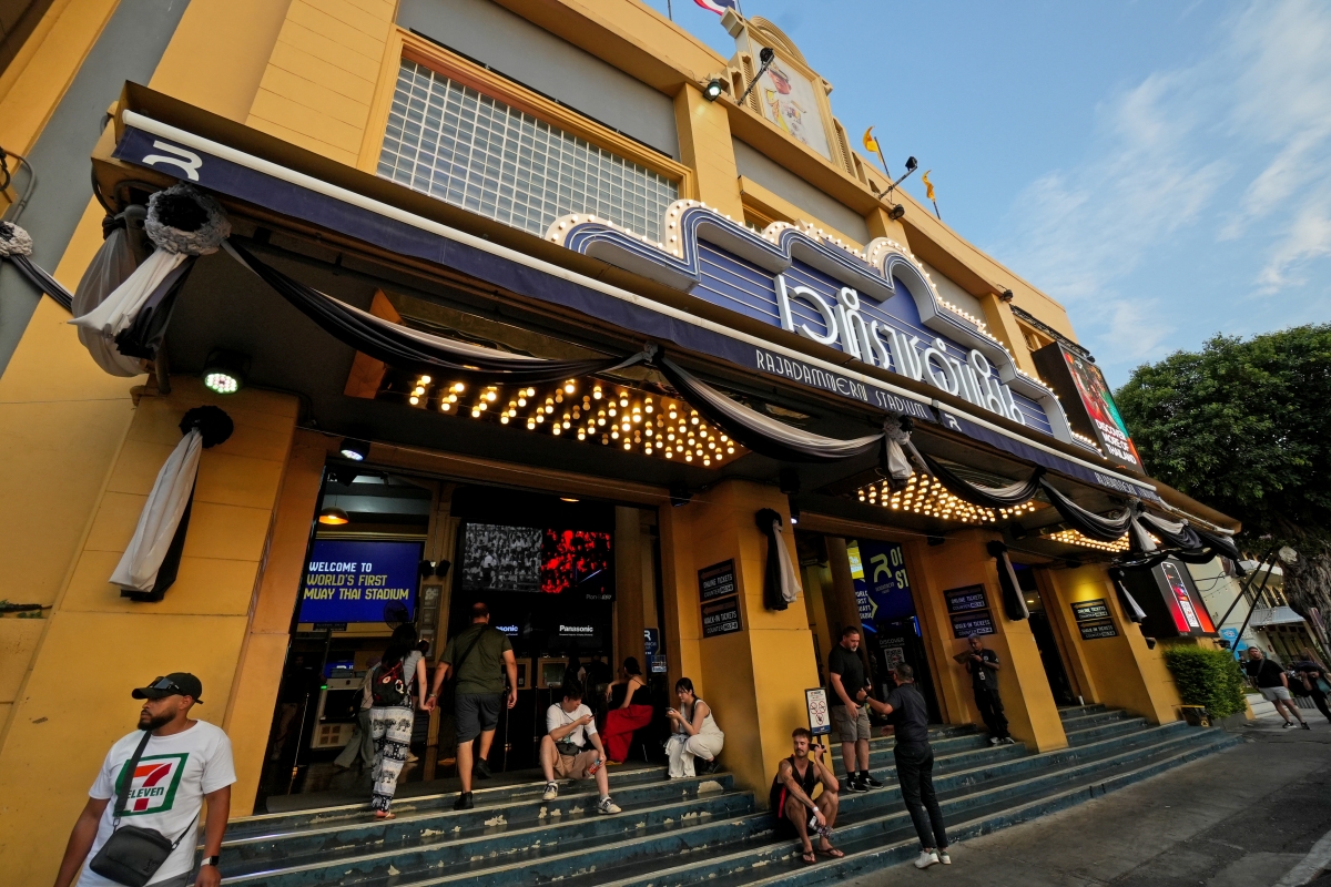 【曼谷景點】Rajadamnern Muay Thai Stadium – 格鬥迷們必朝聖的傳奇泰拳聖地！近距離感受傳統搏擊與體術的震撼～