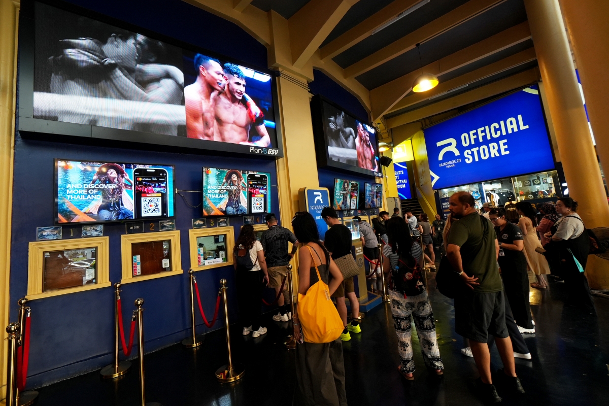 【曼谷景點】Rajadamnern Muay Thai Stadium – 格鬥迷們必朝聖的傳奇泰拳聖地！近距離感受傳統搏擊與體術的震撼～