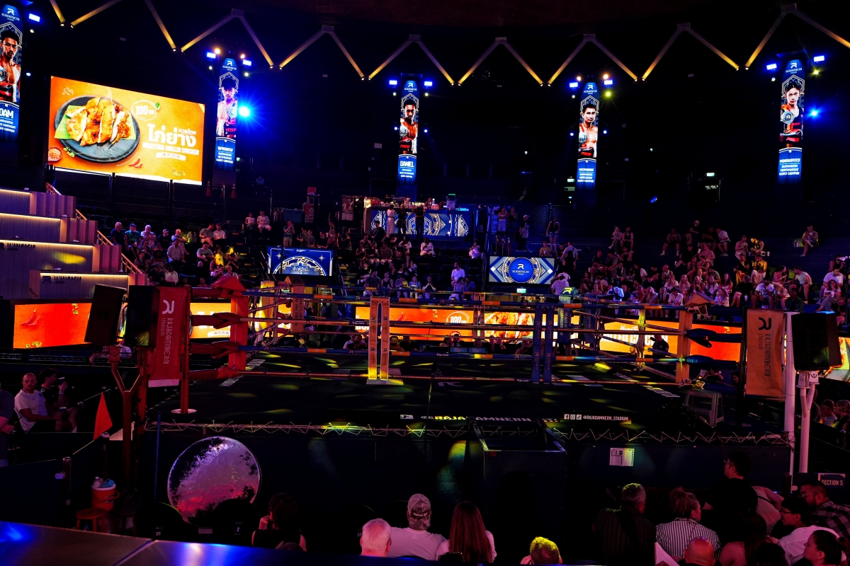 【曼谷景點】Rajadamnern Muay Thai Stadium – 格鬥迷們必朝聖的傳奇泰拳聖地！近距離感受傳統搏擊與體術的震撼～