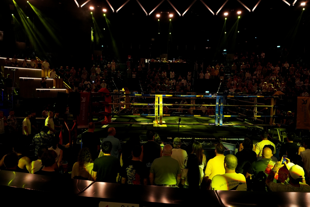 【曼谷景點】Rajadamnern Muay Thai Stadium – 格鬥迷們必朝聖的傳奇泰拳聖地！近距離感受傳統搏擊與體術的震撼～