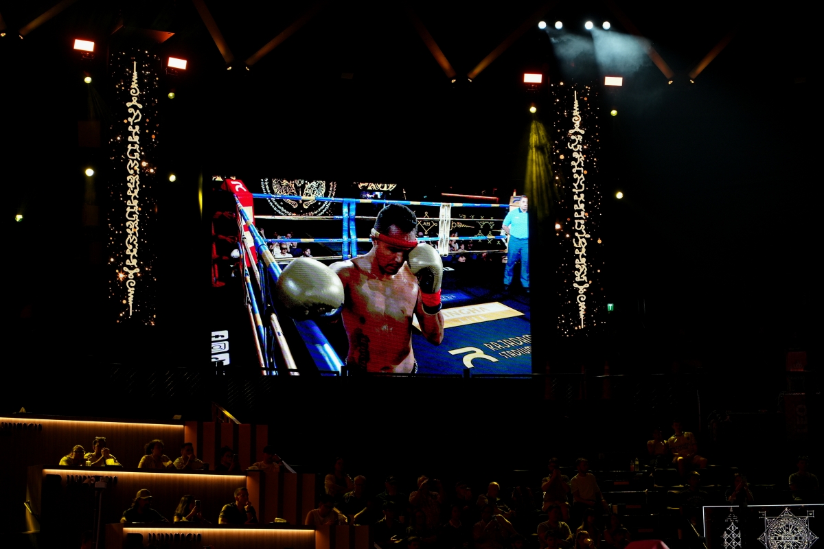 【曼谷景點】Rajadamnern Muay Thai Stadium – 格鬥迷們必朝聖的傳奇泰拳聖地！近距離感受傳統搏擊與體術的震撼～