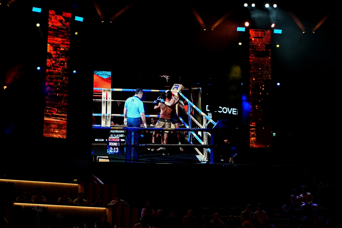 【曼谷景點】Rajadamnern Muay Thai Stadium – 格鬥迷們必朝聖的傳奇泰拳聖地！近距離感受傳統搏擊與體術的震撼～