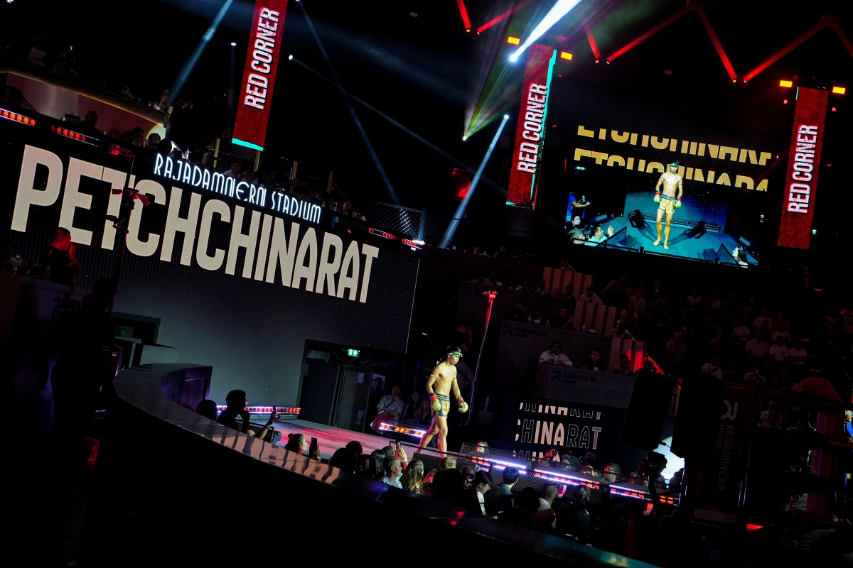 【曼谷景點】Rajadamnern Muay Thai Stadium – 格鬥迷們必朝聖的傳奇泰拳聖地！近距離感受傳統搏擊與體術的震撼～