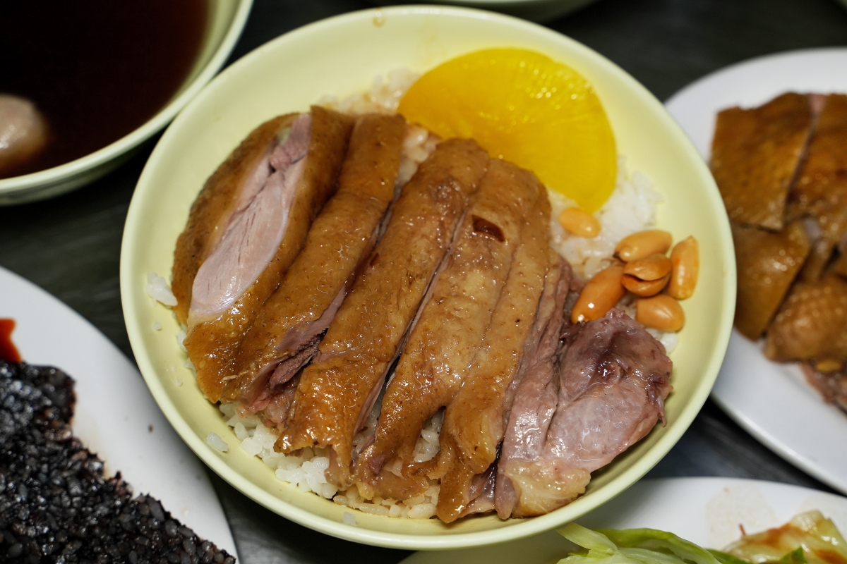 【八德美食】名家當歸鴨 – 八德在地的人氣平價小吃,肉肉控必點鴨腿飯,溫潤的當歸湯可免費續,暑假還有宵夜場喔! - 第17張圖 【八德美食】名家當歸鴨 – 八德在地的人氣平價小吃,肉肉控必點鴨腿飯,溫潤的當歸湯可免費續,暑假還有宵夜場喔!