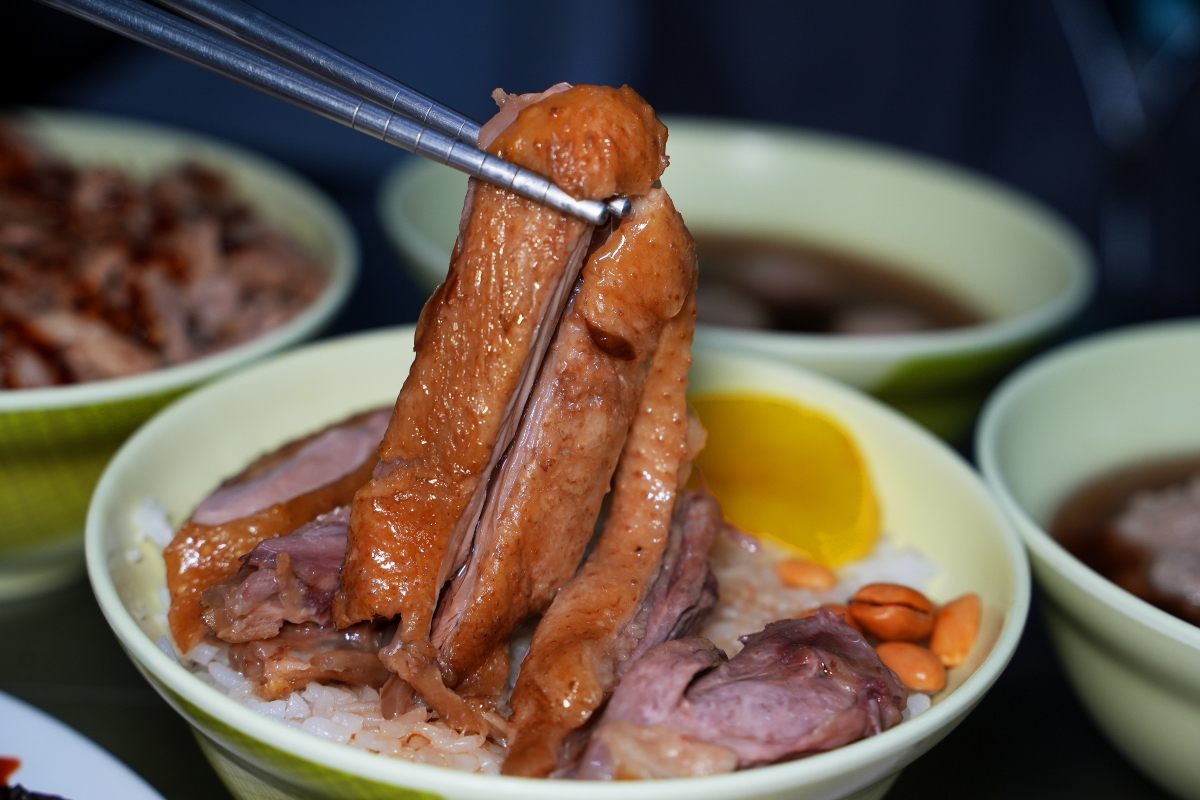 【八德美食】名家當歸鴨 – 八德在地的人氣平價小吃,肉肉控必點鴨腿飯,溫潤的當歸湯可免費續,暑假還有宵夜場喔! - 第18張圖 【八德美食】名家當歸鴨 – 八德在地的人氣平價小吃,肉肉控必點鴨腿飯,溫潤的當歸湯可免費續,暑假還有宵夜場喔!