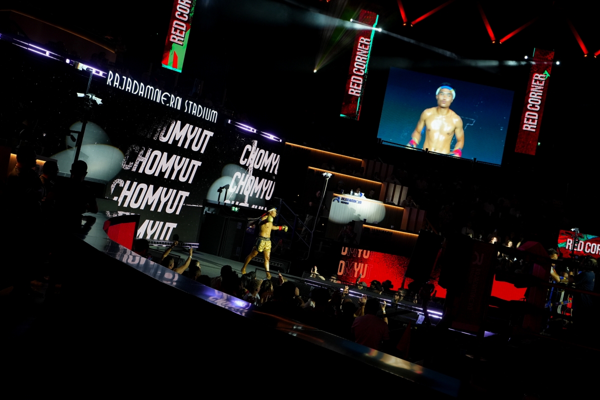 【曼谷景點】Rajadamnern Muay Thai Stadium – 格鬥迷們必朝聖的傳奇泰拳聖地！近距離感受傳統搏擊與體術的震撼～