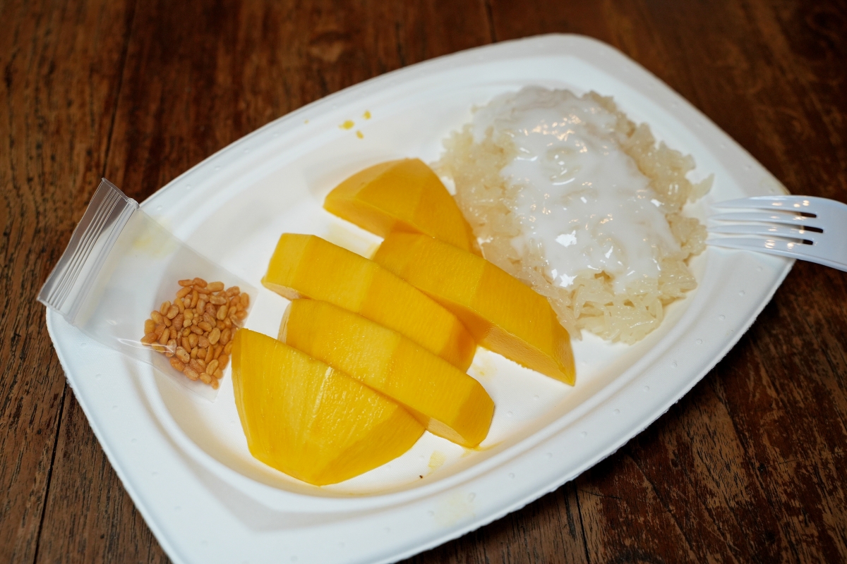 【曼谷美食】K. Panich Sticky Rice – 連續8年被米其林必比登推薦的超人氣芒果糯米飯，美味度9X分，但賣相我給60分…