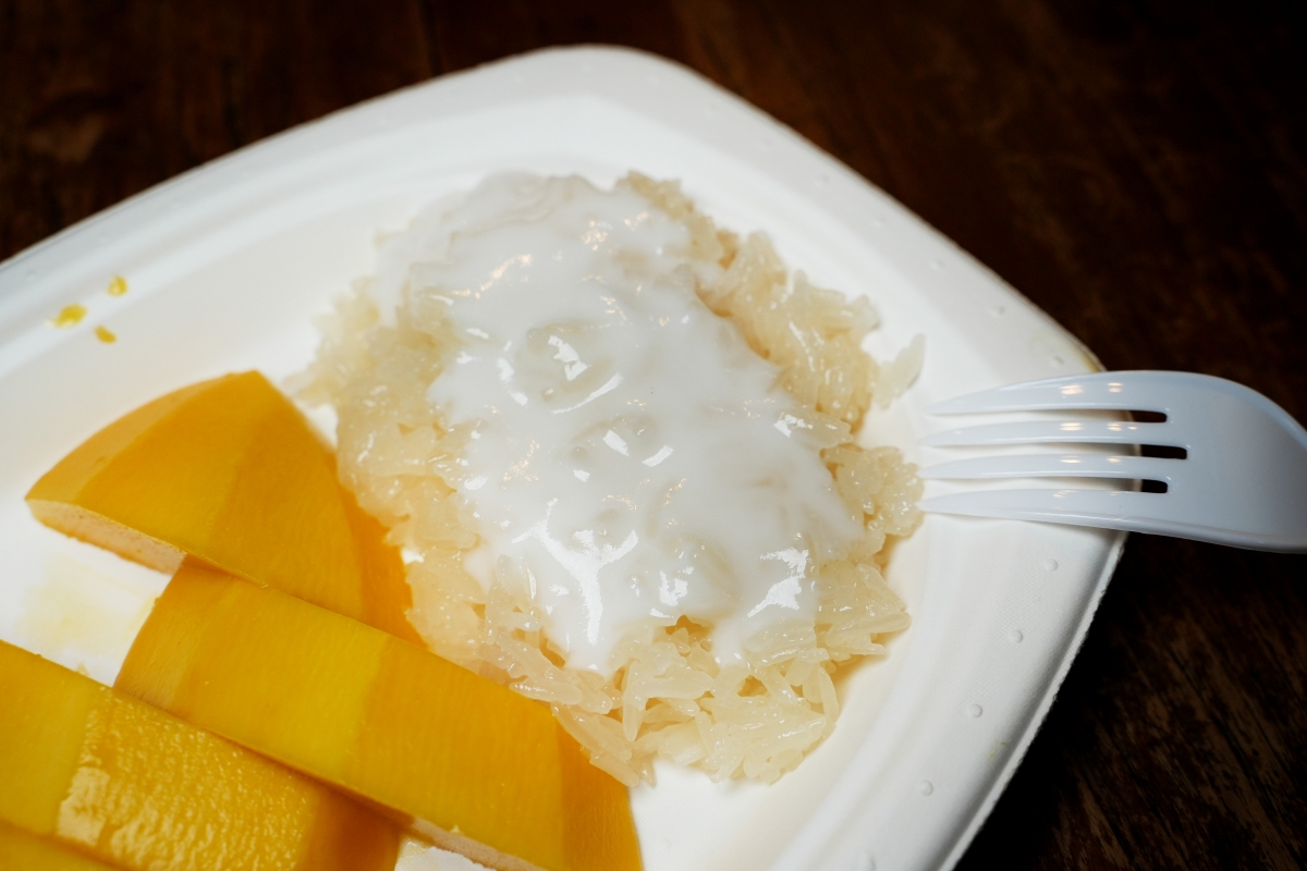 【曼谷美食】K. Panich Sticky Rice – 連續8年被米其林必比登推薦的超人氣芒果糯米飯，美味度9X分，但賣相我給60分…