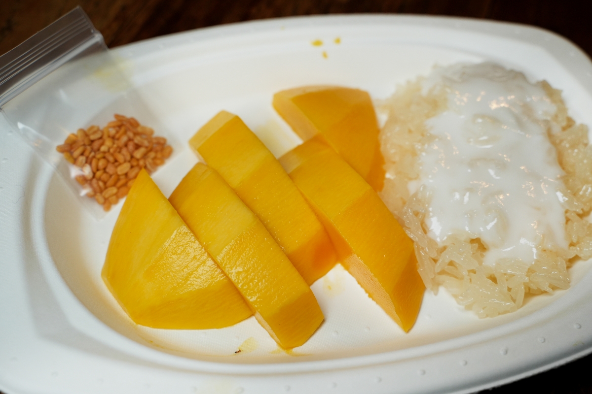【曼谷美食】K. Panich Sticky Rice – 連續8年被米其林必比登推薦的超人氣芒果糯米飯，美味度9X分，但賣相我給60分…